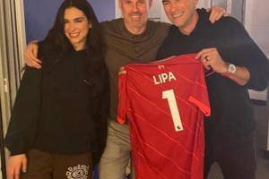 英国歌星Dua Lipa在利物浦开演唱会，卡拉格晒合照
